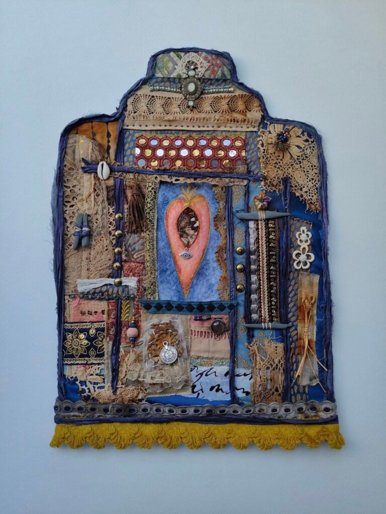 une pièce d'art textile comme un autel, un sanctuaire, prendre soin de son coeur et de ce qui y vit, ce qui nous habite